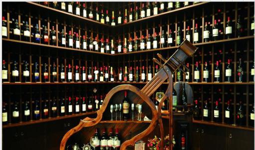 定制不銹鋼酒柜應該注意的產品的規格和性能。